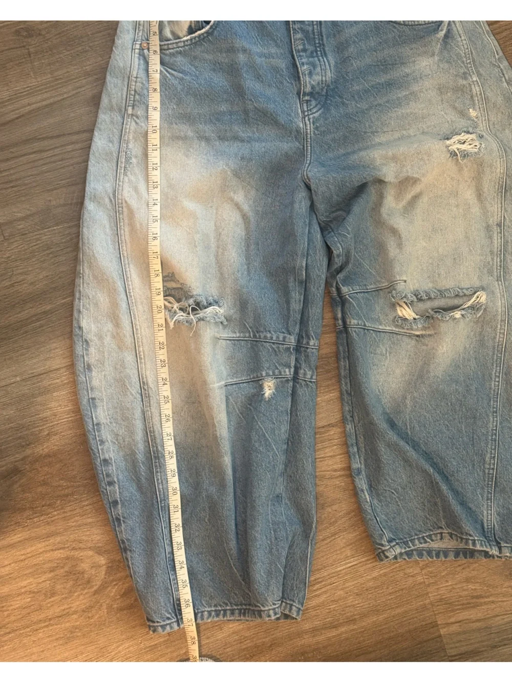 Free People We The Free Barrel Jeans size 32 light distressed wash